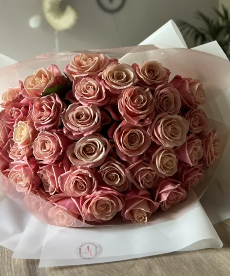 Delikatny bukiet Adele z pastelowymi różami, eustomą i goździkami w romantycznych odcieniach różu