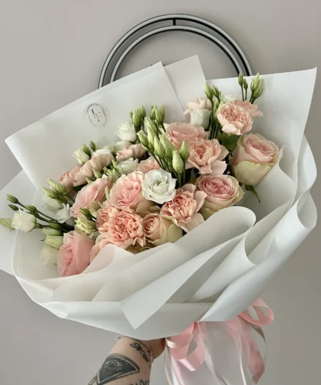 Elegancki bukiet White Tenderness z kwiatami w odcieniach bieli, beżu i pudrowego różu, owinięty w jasny, minimalistyczny papier