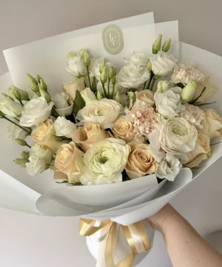 Kompozycja White Tenderness z delikatnymi kwiatami w stonowanych, pastelowych barwach