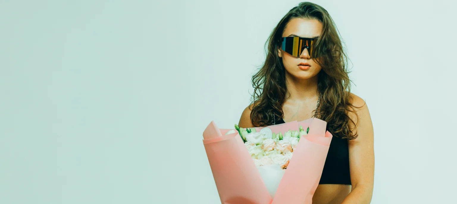 Жінка в сонцезахисних окулярах з букетом квітів — Lu La Fleur, квітковий магазин у Вроцлаві
