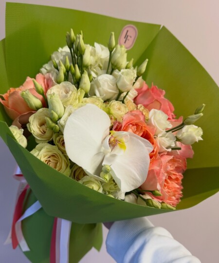 Kolorowy bukiet z białą orchideą, różami, eustomą i goździkami w świeżej pastelowej kompozycji, starannie przygotowany przez LuLaFleur.