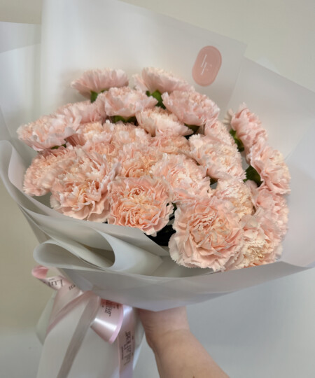 Delikatny bukiet ślubny z jasnoróżowych goździków w romantycznym pastelowym stylu, elegancko ułożony i zaprojektowany przez Lu La Fleur.