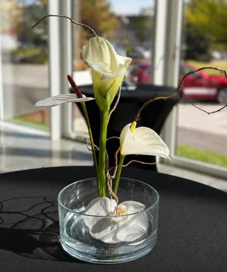 Subskrypcja kwiatów Lu La Fleur – elegancka kompozycja ikebana przy oknie, świeże kwiaty dostarczane regularnie.