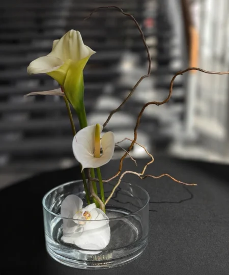 Subskrypcja kwiatowa Lu La Fleur – minimalistyczna kompozycja ikebana z kallą i anthurium w szkle, tworzona na kenzanie.