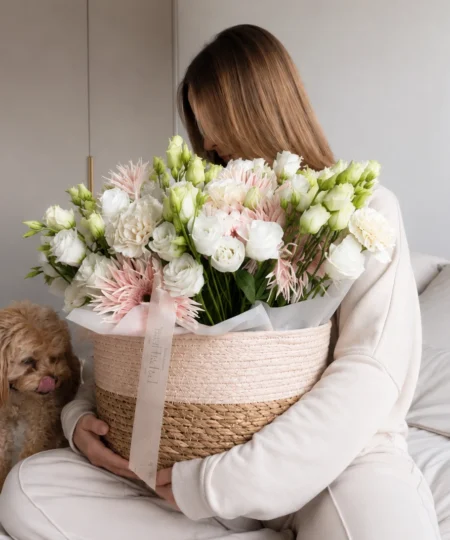 Duży kosz kwiatowy w pastelowych kolorach jako wyjątkowy prezent z dostawą od LuLaFleur.