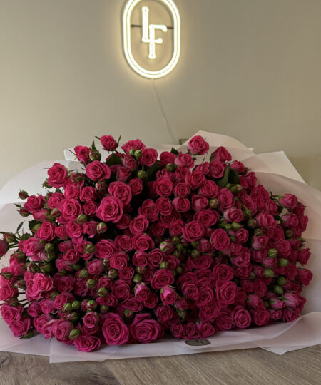 Bukiet Hot Pink Roses z róż gałązkowych w kolorze fuksji od Lu La Fleur z dostawą